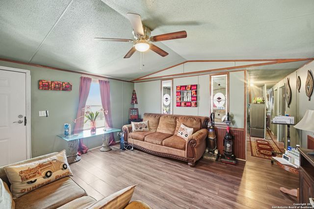 4911 Jim Daniel, Adkins, TX 78101