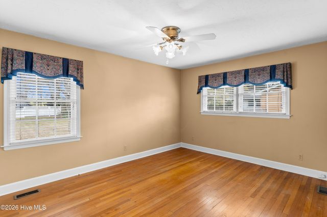 129 Pineland Avenue, Mount Olive, NC 28365