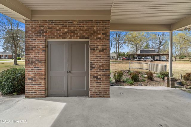 129 Pineland Avenue, Mount Olive, NC 28365