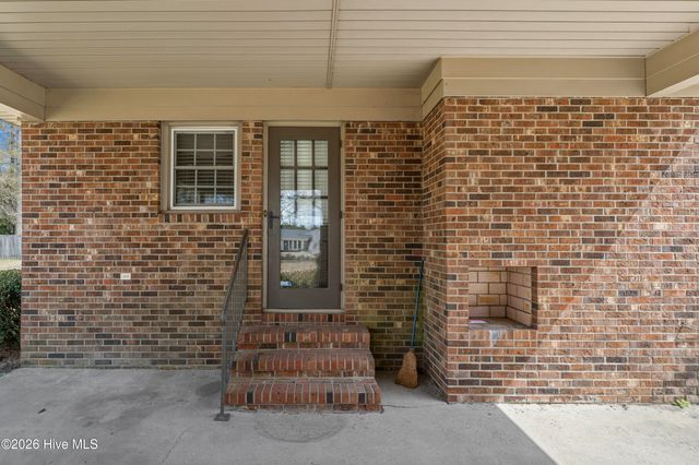 129 Pineland Avenue, Mount Olive, NC 28365
