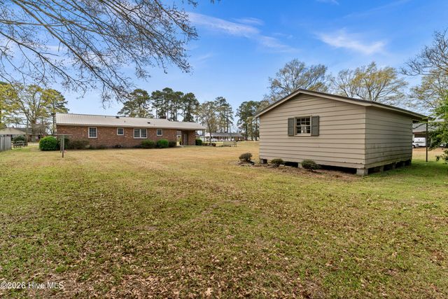 129 Pineland Avenue, Mount Olive, NC 28365