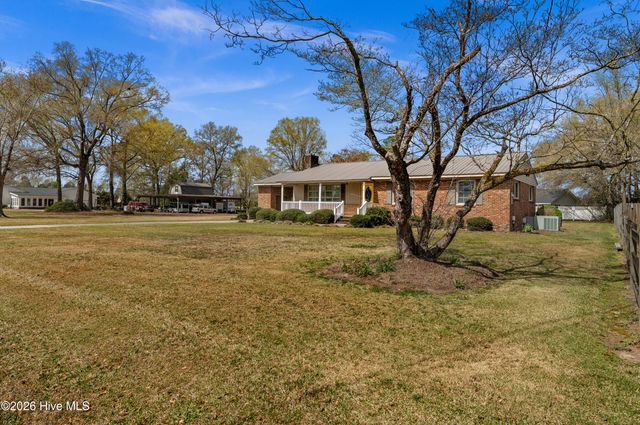 129 Pineland Avenue, Mount Olive, NC 28365