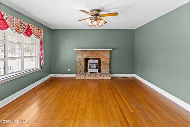 129 Pineland Avenue, Mount Olive, NC 28365