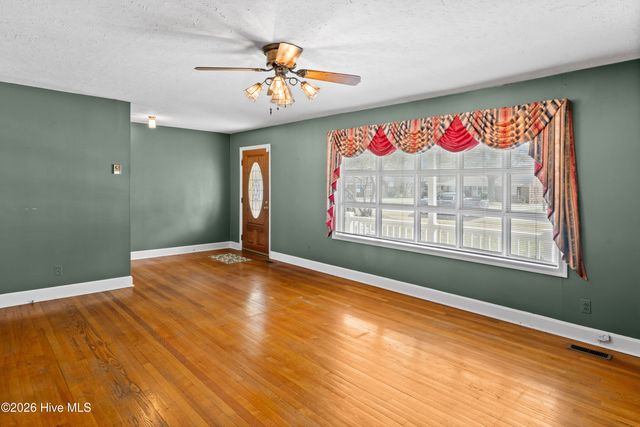 129 Pineland Avenue, Mount Olive, NC 28365