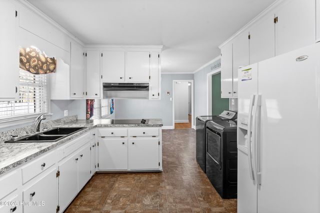 129 Pineland Avenue, Mount Olive, NC 28365