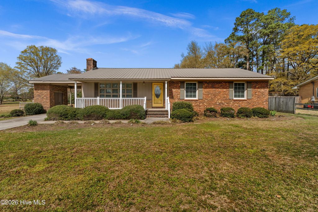 129 Pineland Avenue, Mount Olive, NC 28365