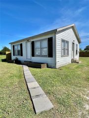 310 E Texas Street, Brazoria, TX 77422