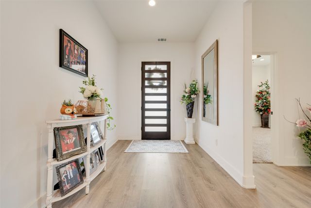 327 Lovers Lane, Terrell, TX 75160