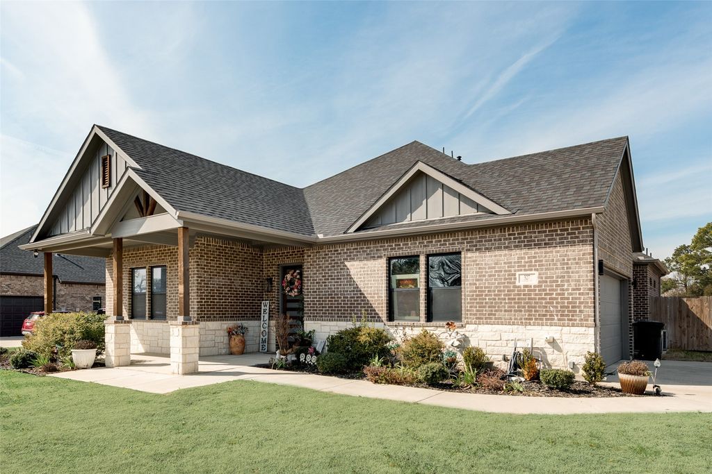 327 Lovers Lane, Terrell, TX 75160