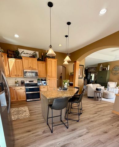 2490 Cambridge Way, Shakopee, MN 55379