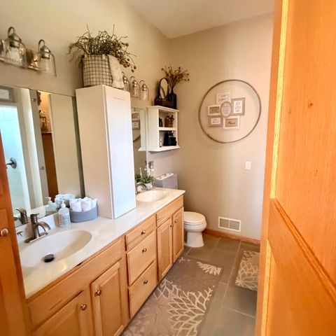 2490 Cambridge Way, Shakopee, MN 55379