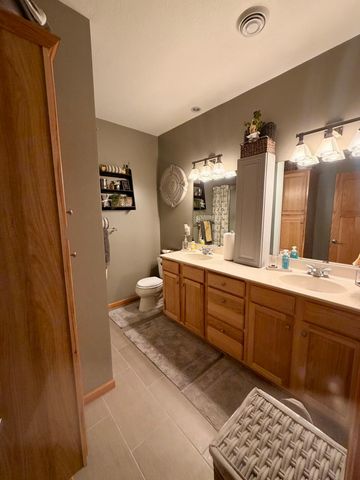 2490 Cambridge Way, Shakopee, MN 55379