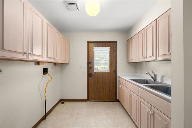 9 Buckingham Drive, Sugar Grove, IL 60554