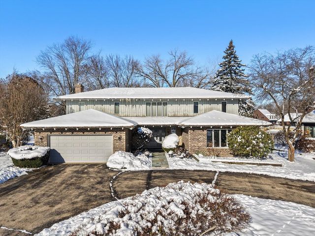 9 Buckingham Drive, Sugar Grove, IL 60554