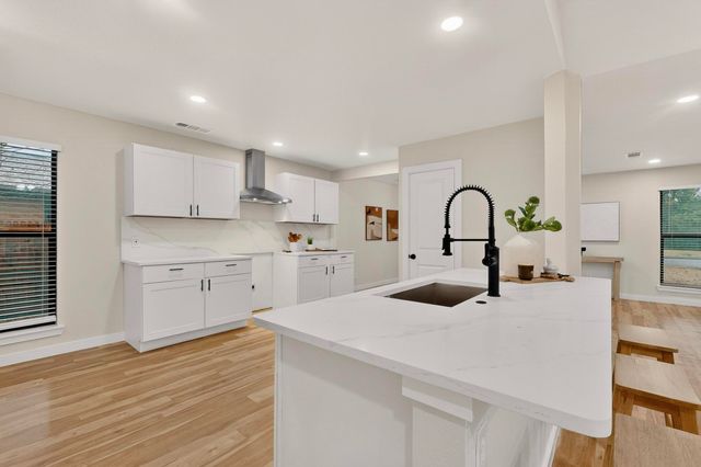 712 W Five Mile Parkway, Dallas, TX 75224