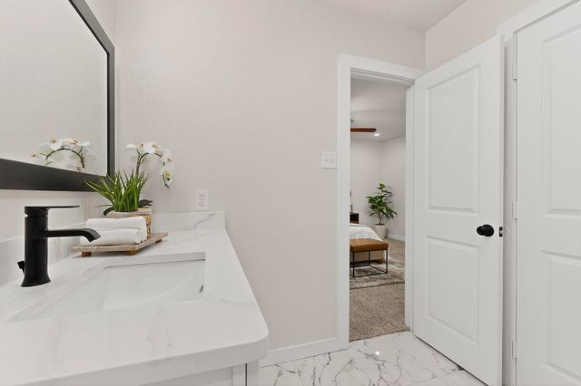 712 W Five Mile Parkway, Dallas, TX 75224