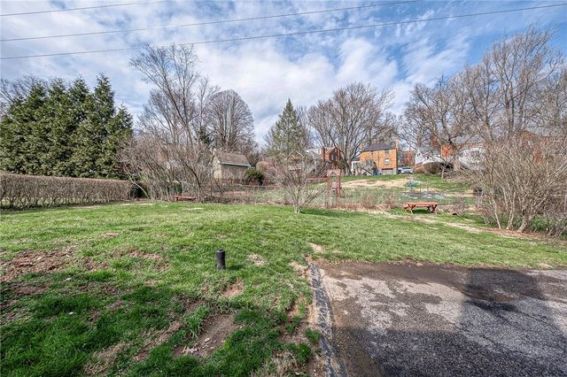 433 Sleepy Hollow Rd, Mt Lebanon, PA 15228