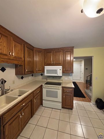 3626 SW Cambridge AVE, Topeka, KS 66614
