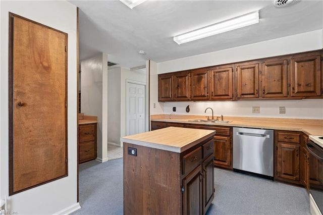 47 W River Point DR, Hampton, VA 23669