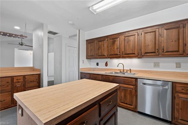 47 W River Point DR, Hampton, VA 23669