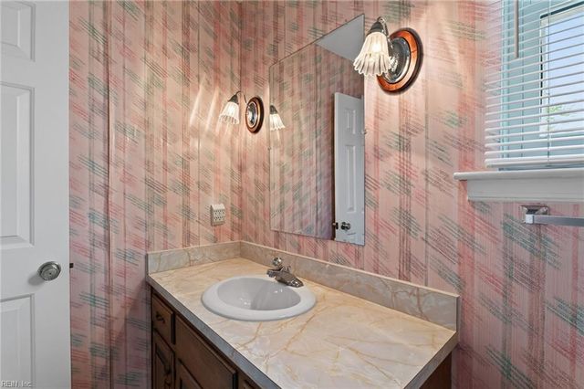 47 W River Point DR, Hampton, VA 23669