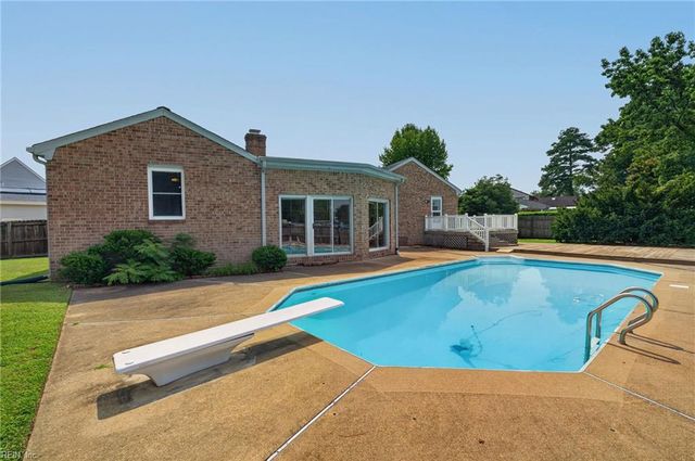 47 W River Point DR, Hampton, VA 23669
