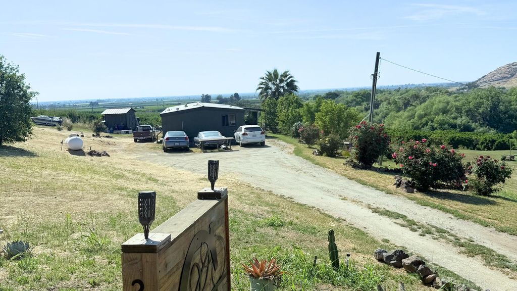 21800 Rd 258 B, Lindsay, CA 93247