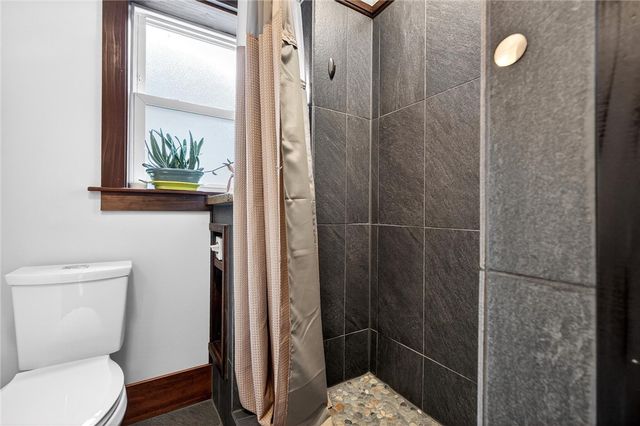 455 Argonne Dr, New Kensington, PA 15068