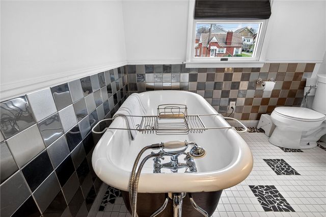 455 Argonne Dr, New Kensington, PA 15068