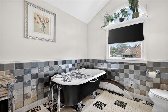 455 Argonne Dr, New Kensington, PA 15068