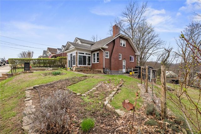 455 Argonne Dr, New Kensington, PA 15068