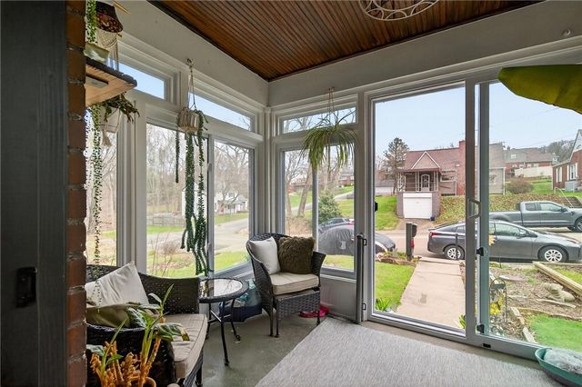 455 Argonne Dr, New Kensington, PA 15068