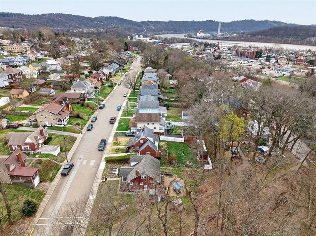 455 Argonne Dr, New Kensington, PA 15068