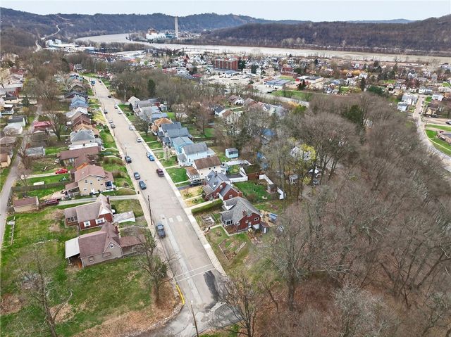 455 Argonne Dr, New Kensington, PA 15068