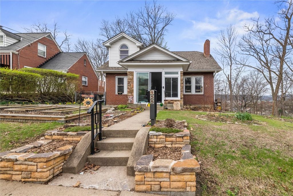 455 Argonne Dr, New Kensington, PA 15068