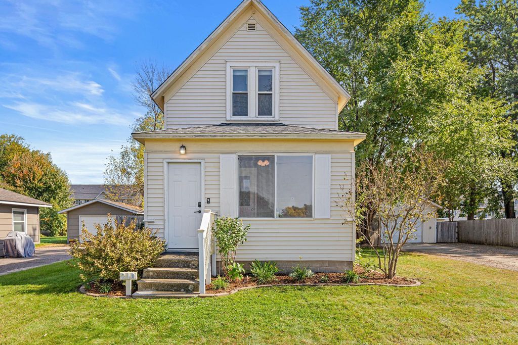 210 Dahlin Avenue NE, Isanti, MN 55040