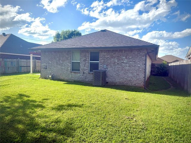 1020 NW 14th Place, Moore, OK 73160