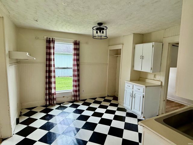 921 Lincoln Avenue, Bedford, IN 47421