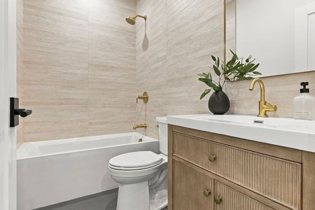 212-214 Auburn 214, Newton, MA 02466