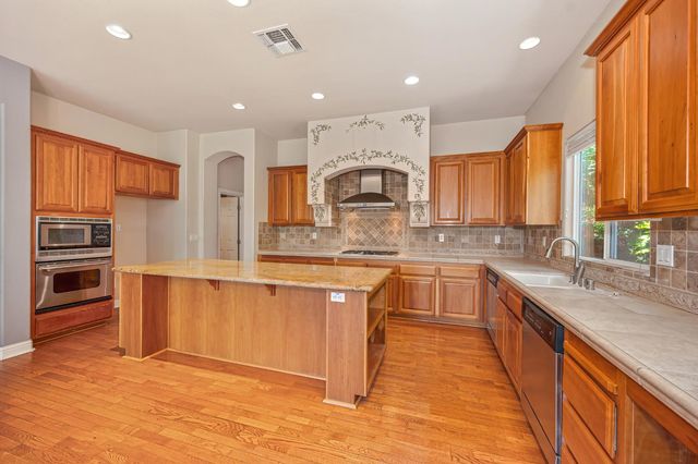 9341 Courtney Way, Roseville, CA 95747