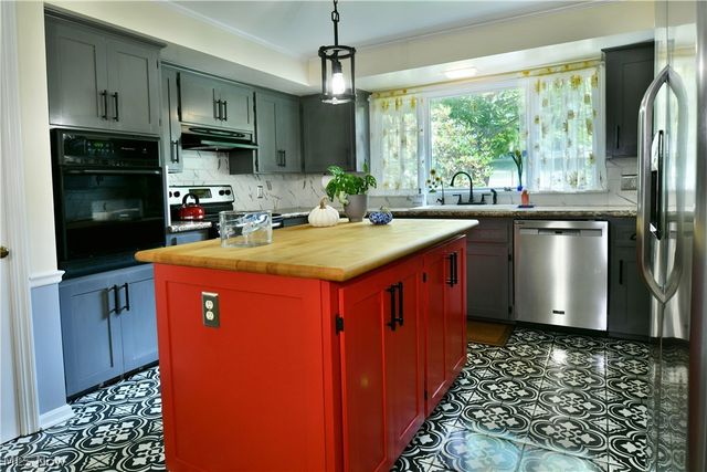 4810 Logan Way, Hubbard, OH 44425