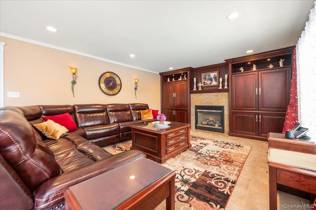 18 South Plaza, Amity Harbor, NY 11701