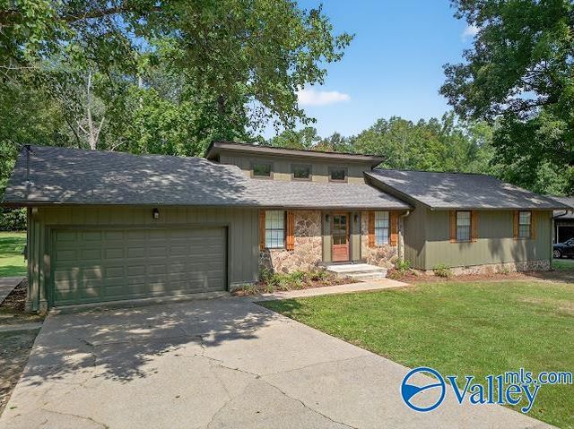 208 Seville Lane, Rainbow City, AL 35906