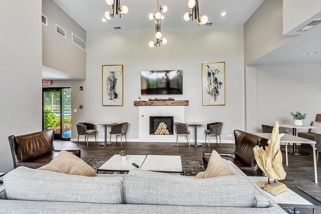 2000 Chestnut Avenue 407, Glenview, IL 60025