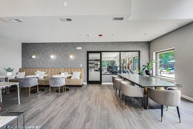 2000 Chestnut Avenue 407, Glenview, IL 60025