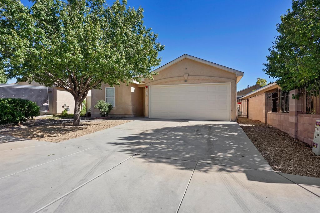 632 Escavada Street SW, Albuquerque, NM 87105