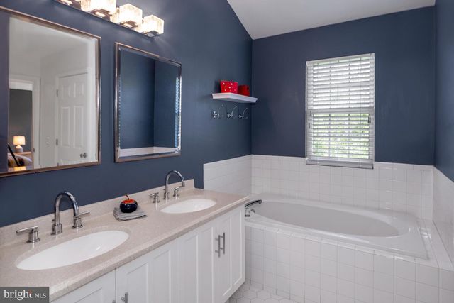 408 AMBERLEIGH DR, Pennington, NJ 08534