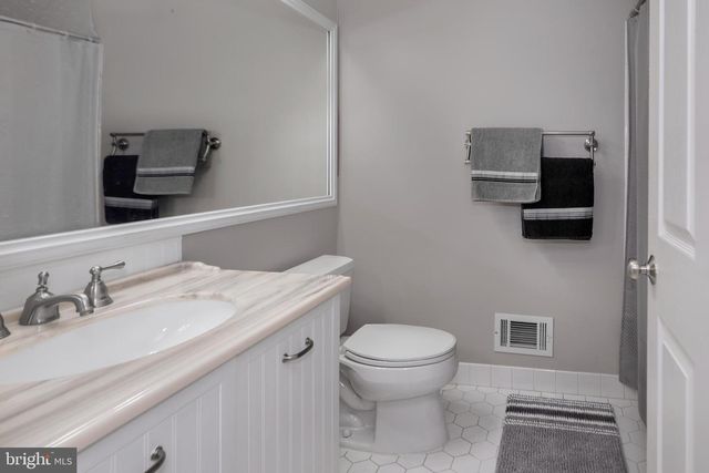 408 AMBERLEIGH DR, Pennington, NJ 08534