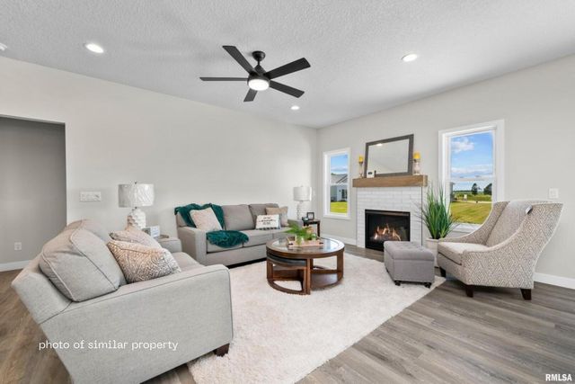 1867 REDBUD Circle 102, Eldridge, IA 52748