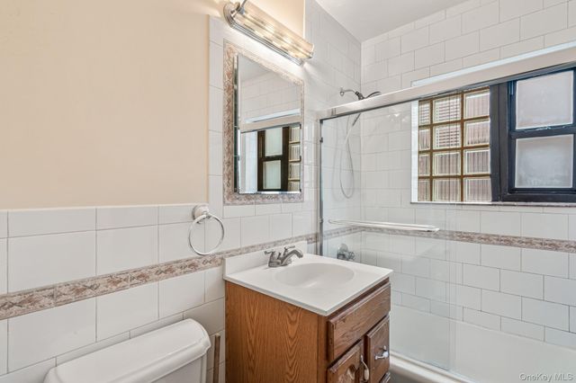 2 Townhouse Place 2L, Great Neck, NY 11021